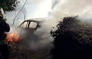 Erba (Como): auto si schianta e va a fuoco, ferito (ma salvo) il conducente