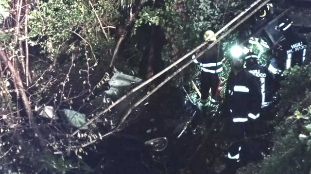 laveno-mombello-auto-scarpata-251225-00001