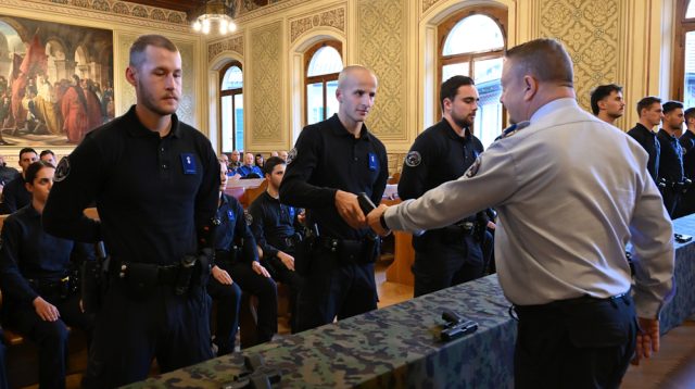 scuola-polizia-2025-consegna-arma-aspiranti-bellinzona-00002