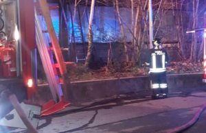 Varese, grosso rogo nell’area di un’ex-concessionaria: distrutte quattro auto