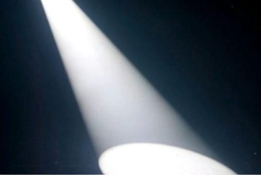 Strage di Crans-Montana, un cono di luce per l’«Addio» a Sofia Prosperi