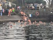 Gambarogno, la “Pociàda da la merla” è un successo: 28 temerari in acqua