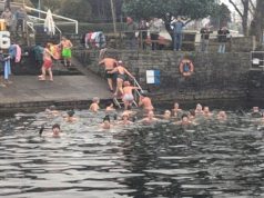 Gambarogno, la “Pociàda da la merla” è un successo: 28 temerari in acqua