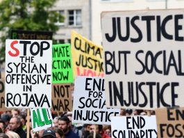 Unbewilligte Kundgebung in Basel: Demonstranten zerstören Tramscheibe, Fahrgast verletzt