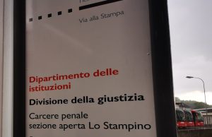 Taglia la corda dallo “Stampino”, ma la sua libertà dura poco: riacciuffato