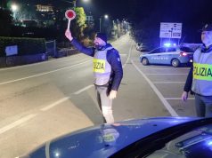 Como, “brucia” il posto di blocco e fugge: 21enne inseguito e fermato