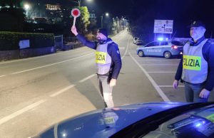 Como, “brucia” il posto di blocco e fugge: 21enne inseguito e fermato