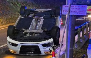 Pura direzione Caslano: auto finisce ruote all’aria, conducente contusa
