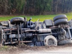 Viggiù (Varese): camion si ribalta fuori strada, conducente illeso