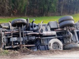 Viggiù (Varese): camion si ribalta fuori strada, conducente illeso