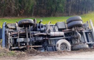 Viggiù (Varese): camion si ribalta fuori strada, conducente illeso