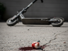 E-Trotti-Unfall: Fahrer nachZahnverlust gesucht