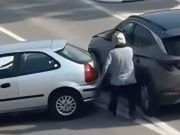 Auto rammt Kleinwagen und rast weiter und kracht auf Parkplatz unter Kreisel in Losone