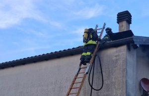 Cuveglio (Varese): in fiamme il tetto di un edificio, contenuti i danni