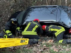 Fino Mornasco (Como): auto si ribalta fuori strada, ferita una 66ene