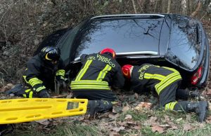 Fino Mornasco (Como): auto si ribalta fuori strada, ferita una 66ene