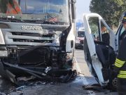 Griante (Como): scontro tra camion e furgone, uomo estratto dalle lamiere