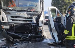 Griante (Como): scontro tra camion e furgone, uomo estratto dalle lamiere