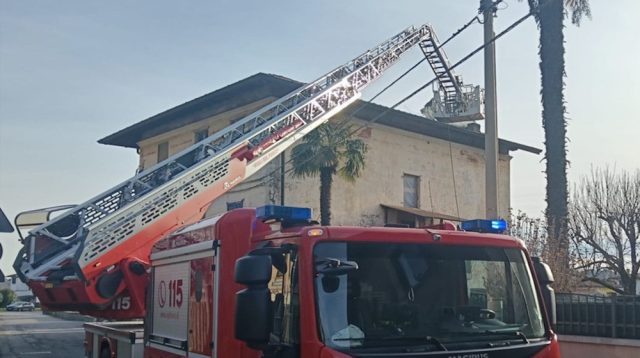 sangiano-incendio-canna-fumaria-180226-00001