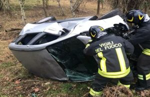 Travedona Monate (Varese): auto ruote all’aria, 20enne ricoverata