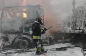 Varese, autoarticolato contro cabina del gas: esplosione, rogo, gravi danni