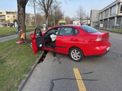 Schock in Buchs (Kanton Aargau): Betrunkener 82-jähriger rast frontal in Baum