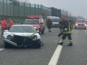 A9 italiana, zona svincolo per Fino: vettura contro “guard-rail”, tutti illesi