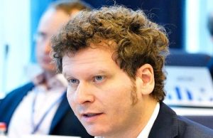 Filo di nota / Non tornerà in Parlamento a Roma. Sul ghiaccio, magari sì?