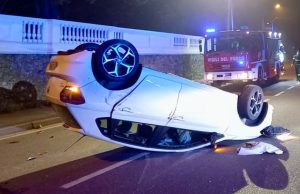 Bregnano (Como): auto si ribalta in piena notte, soccorsa una 35enne