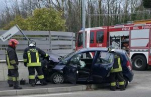 Cairate (Varese): auto contro muraglione, 20enne ferito e ricoverato