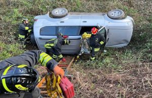 Somma Lombardo (Varese): auto si ribalta in una scarpata, 84enne ferita