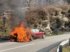 Mesocco, auto prende fuoco sulla Cantonale: in salvo il conducente
