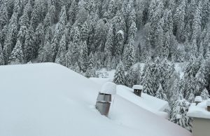 Nevicate sino a quote basse: strade bloccate, guasti, disagi vari