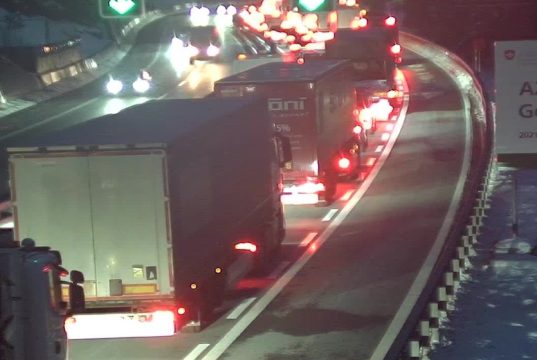 A2: camion in “panne” al San Gottardo, traffico bloccato nei due sensi