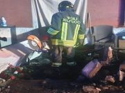 Besozzo (Varese): auto fuori strada e contro una casa, due persone ferite