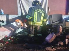 Besozzo (Varese): auto fuori strada e contro una casa, due persone ferite