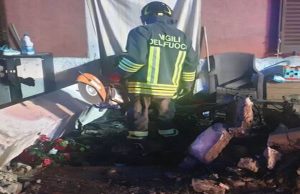 Besozzo (Varese): auto fuori strada e contro una casa, due persone ferite