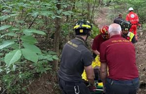 Binago (Como), caduta e doppio infortunio: ciclista 25enne in ospedale
