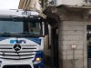 Busto Arsizio (Varese), camionista calcola male le… altezze: balcone demolito
