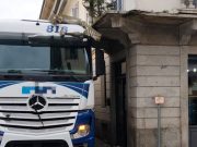 Busto Arsizio (Varese), camionista calcola male le… altezze: balcone demolito