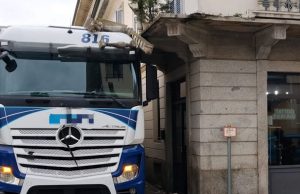 Busto Arsizio (Varese), camionista calcola male le… altezze: balcone demolito