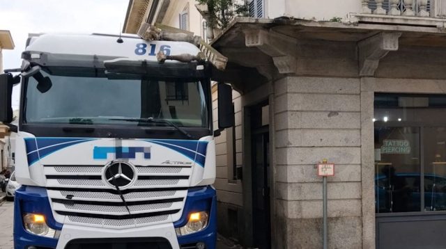 busto-arsizio-camion-balcone-140426-00001