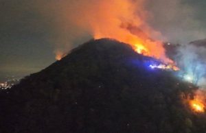 Laveno Mombello (Varese), rogo boschivo sopra Monteggia: primi sgomberi