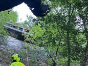 Lezzeno (Como): moto vola nel bosco, 15enne impigliato tra i rami e ferito