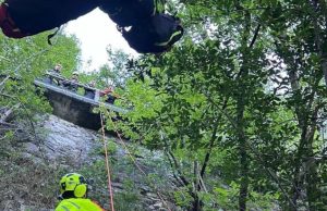 Lezzeno (Como): moto vola nel bosco, 15enne impigliato tra i rami e ferito