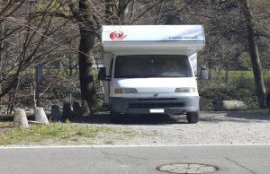 Filo di nota / “Camper” in sosta abusiva: tollerare sì, ma c’è un limite…