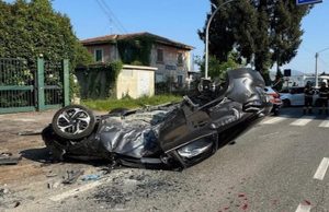Solbiate con Cagno (Como): auto contro recinzione, uomo in ospedale