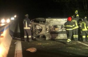 Travedona Monate (Varese): cervo evitato, auto ribaltata, uomo ferito