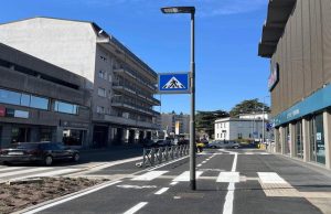 Colpo di stiletto / Palo fantozziano sulla nuova pista ciclabile di Varese