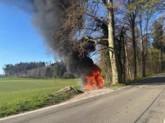 Horror-Crash in Muri: Auto überschlägt sich und verbrennt, Fahrer tot
